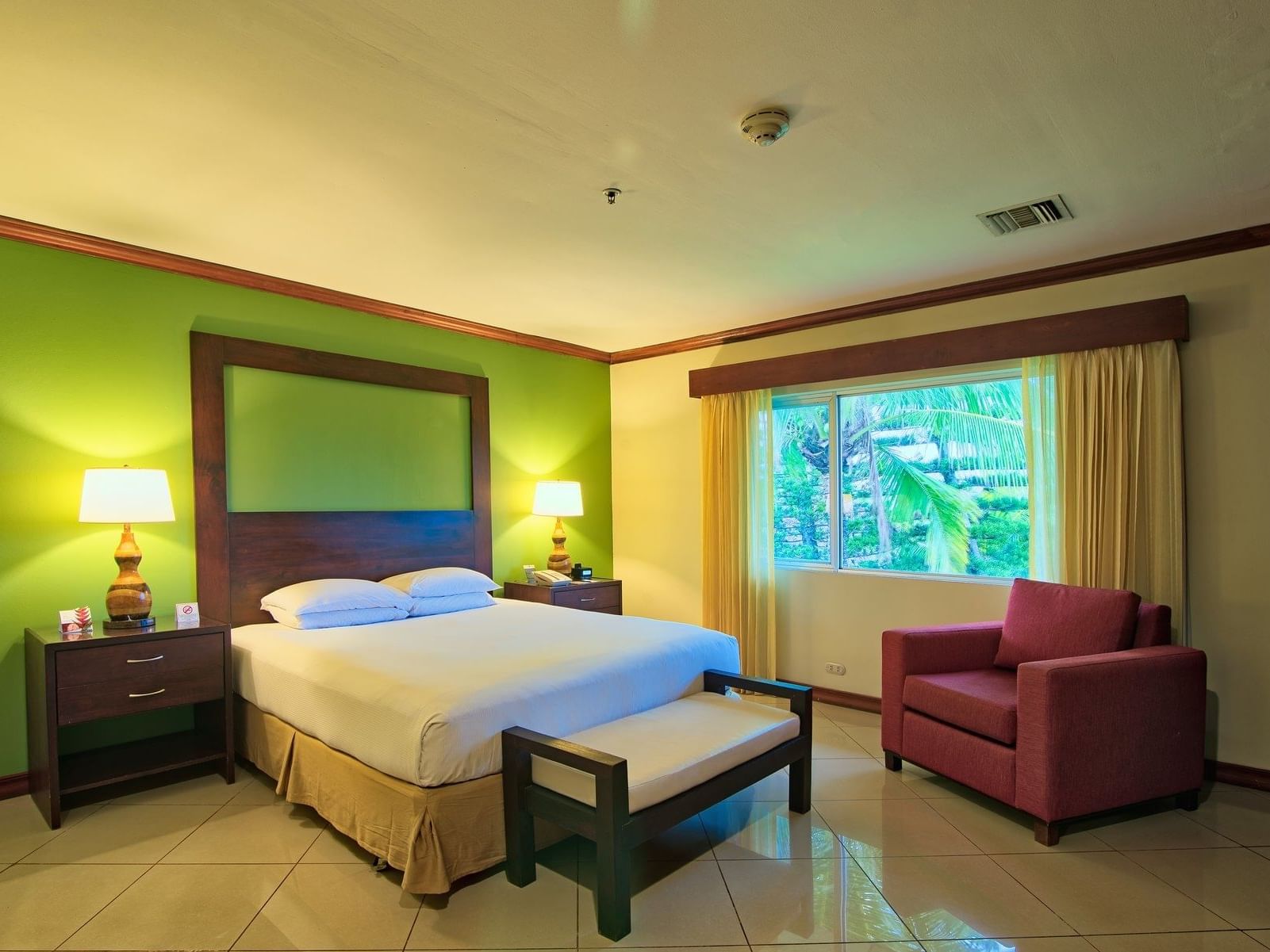 Suite Presidencial Fiesta con una cama cómoda en Fiesta Resort