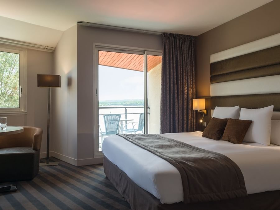 Balneo room with king bed & lake view at The Originals Hotels