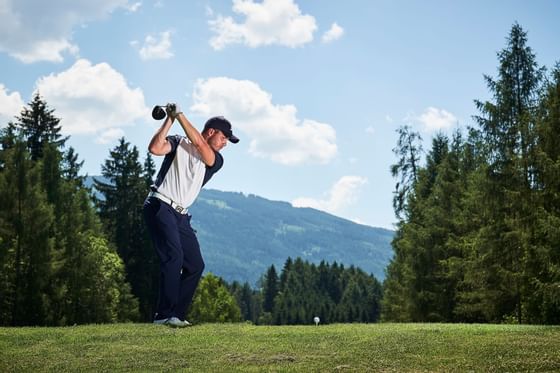 Mann spielt Golf im IMLAUER Hotel Schloss Pichlarn