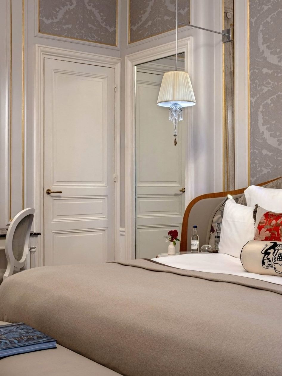 La chambre de la suite « Duke of Westminster », élégamment décorée, à l'Hôtel Westminster Paris.