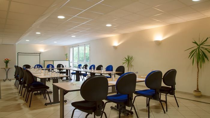 Board room arrangement with projector at Le Clos de l'Orgerie