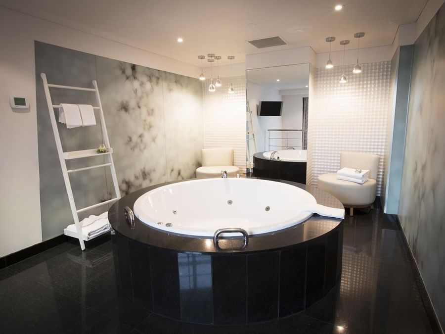 Indoor Jacuzzi & lounge in Pearl Penthouse at Como Melbourne