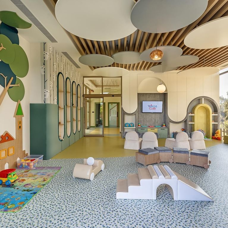 Живописная игровая зона для детей в Kikoa Kids Club с видом на улицу в Titanic Luxury Collection Bodrum.