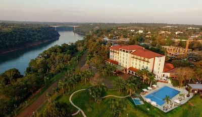 Vista aérea del Panoramic Grand Hotel junto al río