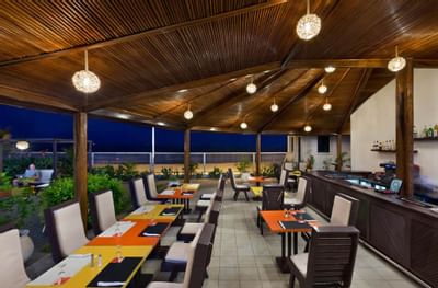 vue nocturne du restaurant en terrasse