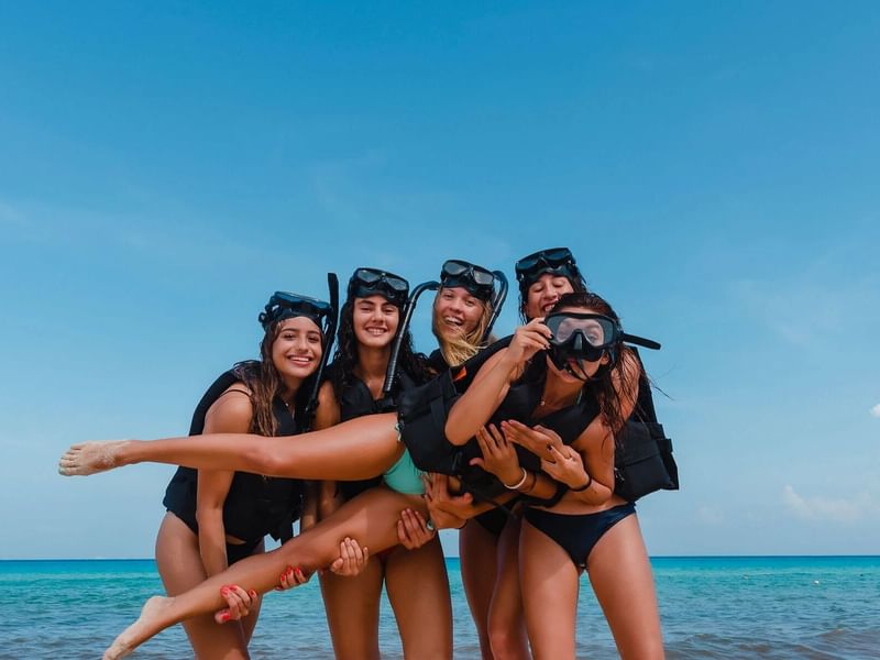 Grupo de amigas posando para un foto luego de haber practicado snorkel