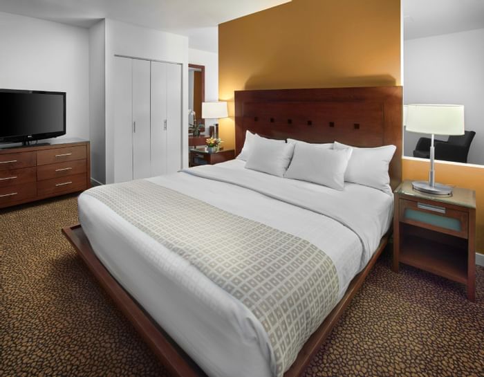 King-size bed in Studio Bedroom at Metterra Hotel on Whyte