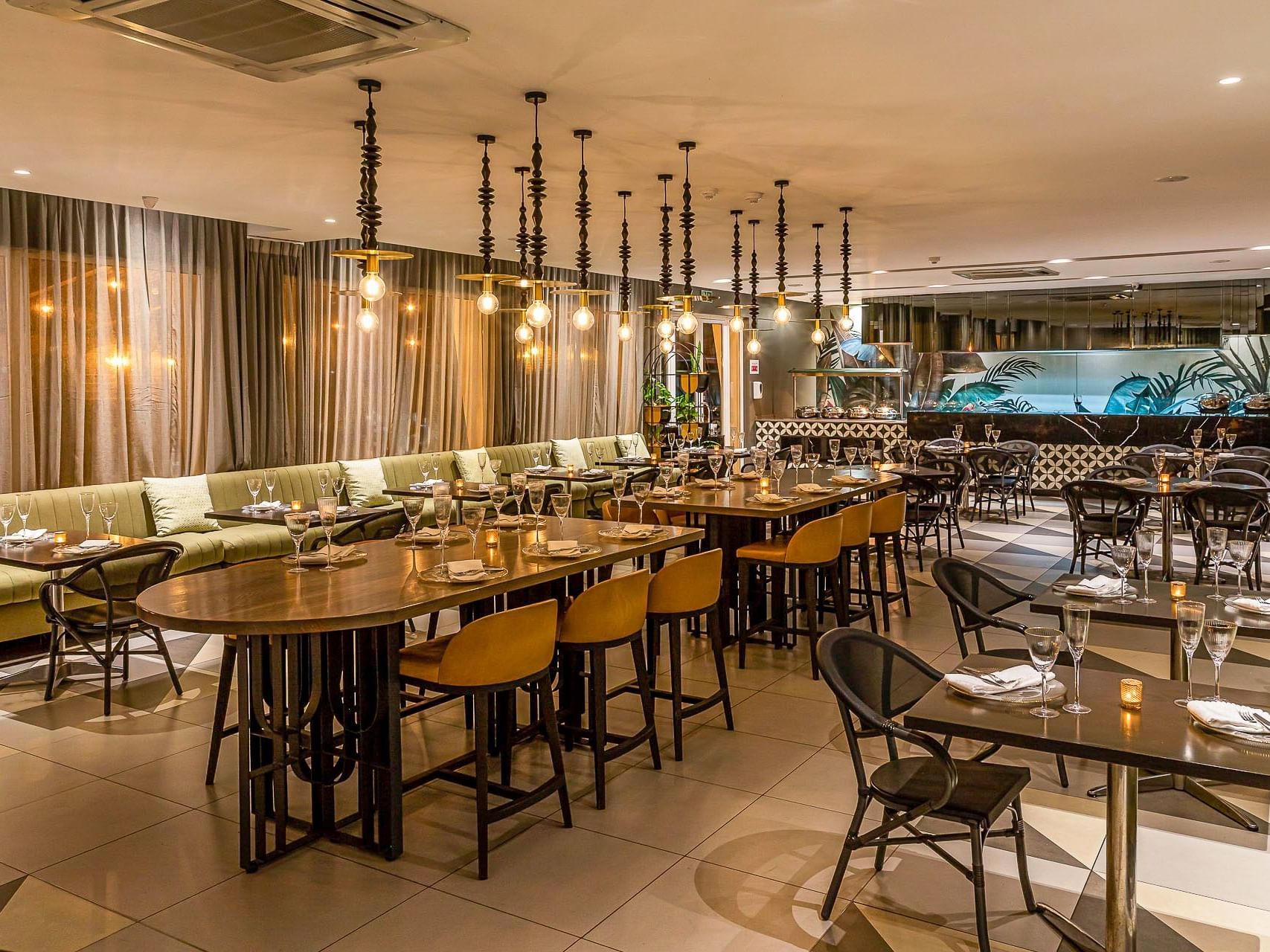 Dining tables arranged in Fimma restaurant at Cardoso Hotel