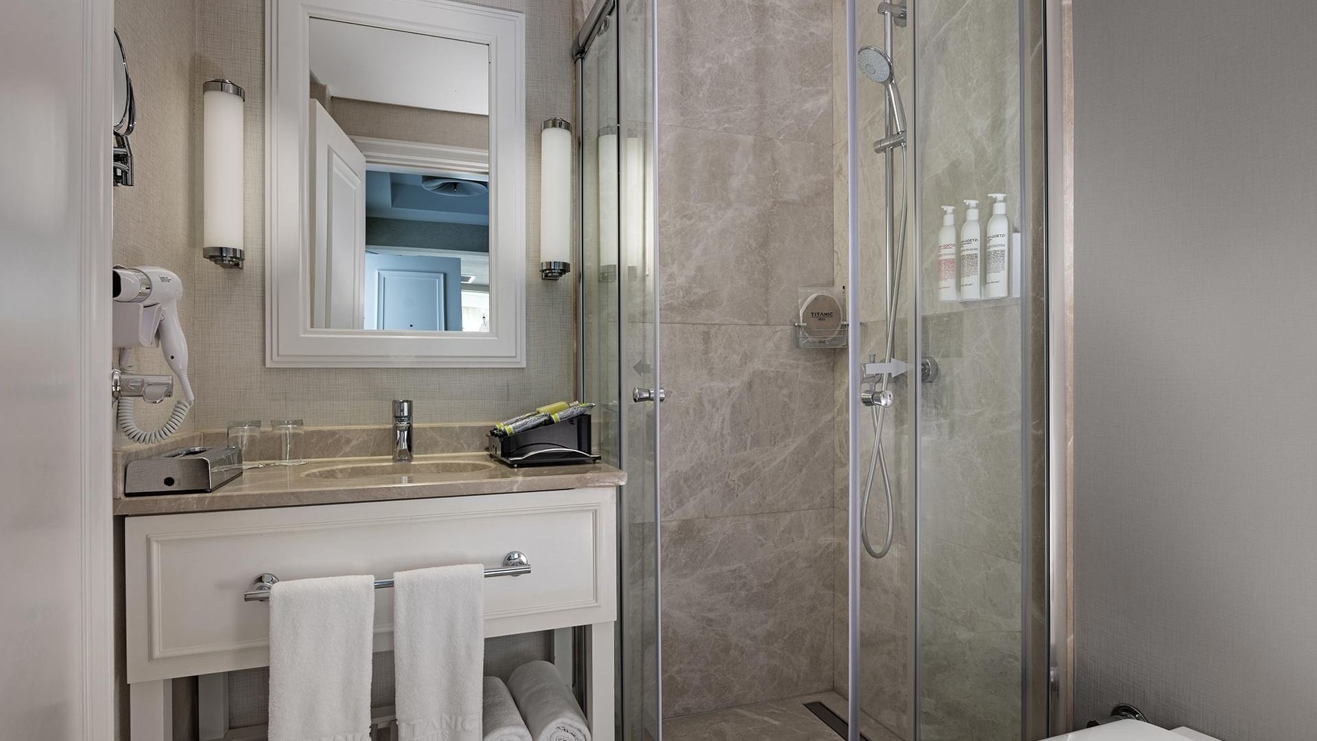 Titanic Deluxe Golf Belek, Lagoon Duplex Suite with Private Pool ek banyo.