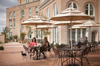 An outdoor dining & lounge area at Hotel Parq Central