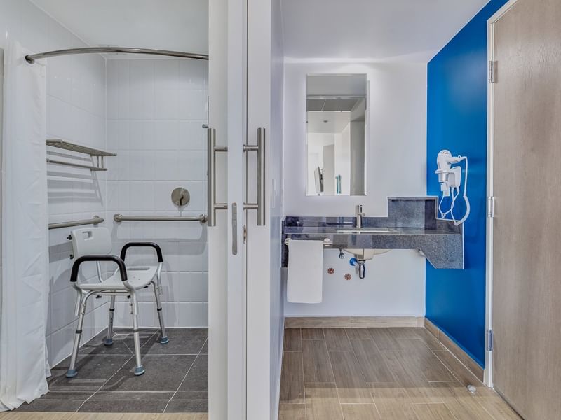 Área de tocador y ducha en habitación accesible en One Hotels