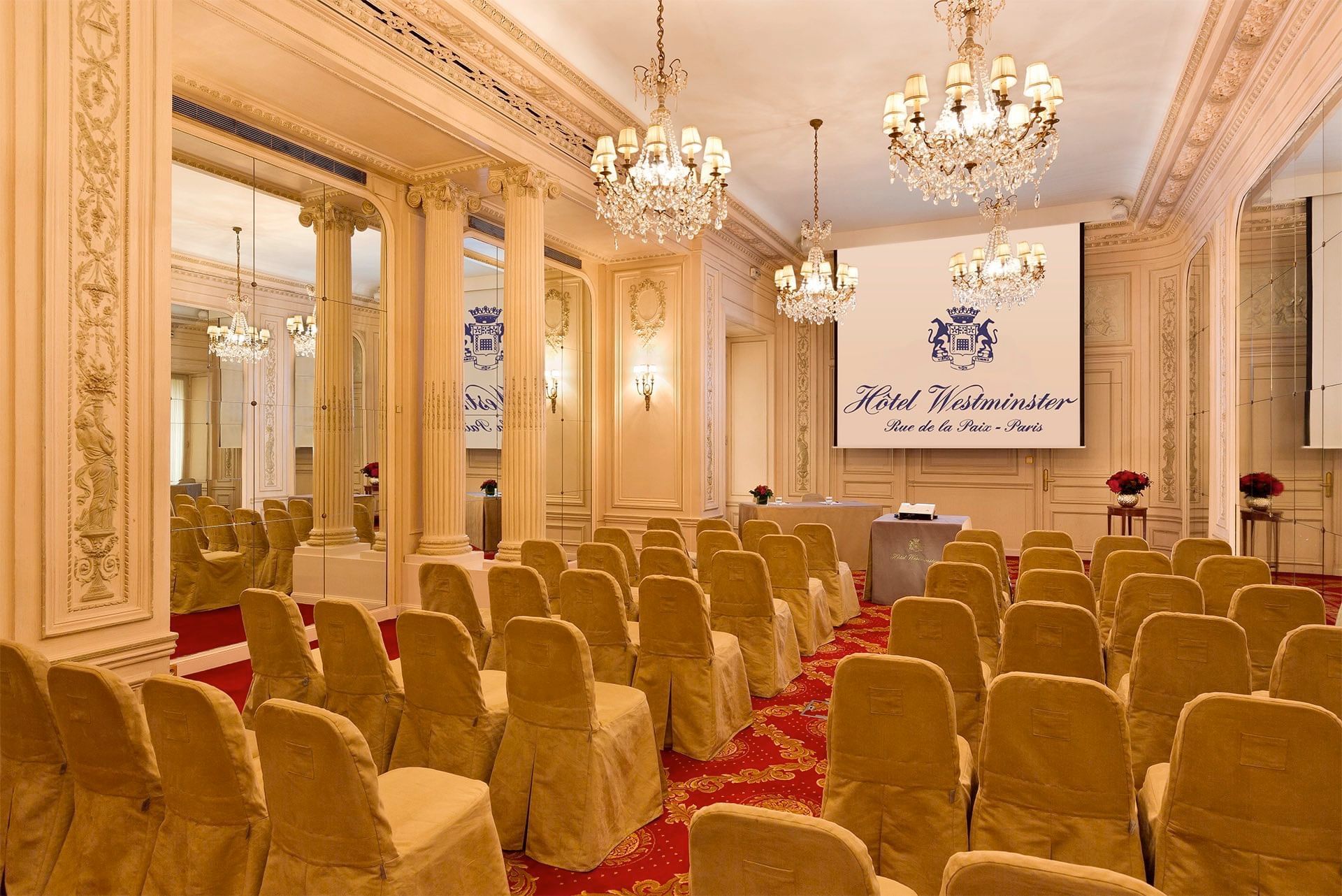 Chaises en salle de réunion au Westminster Warwick Paris