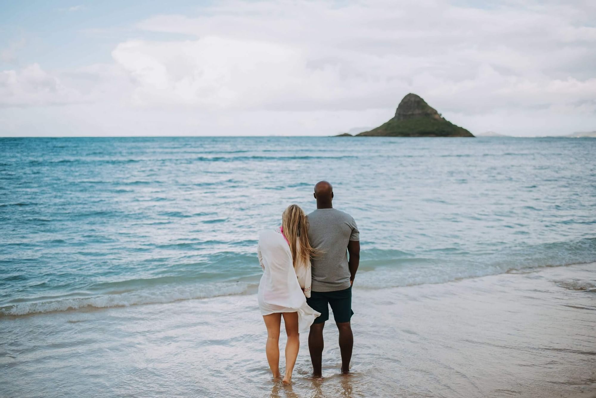 A couple overlooking the sea of Hanauma Bay near Waikiki Resort Hotel