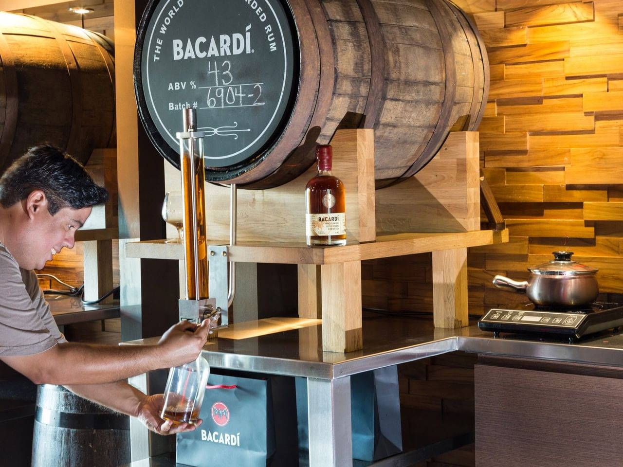 Hombre llenando una botella de licor en Casa Bacardí.