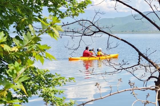 Pareja kayaking en un rio cerca de Hacienda Cantalagua