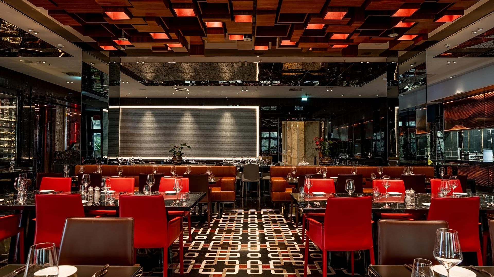 Counter by dining area in The Main by Beef Grill Club at Titanic Gendarmenmarkt Berlin