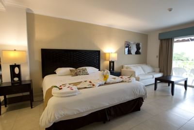 Garden View Room with a king bed at Playa Blanca Beach Resort