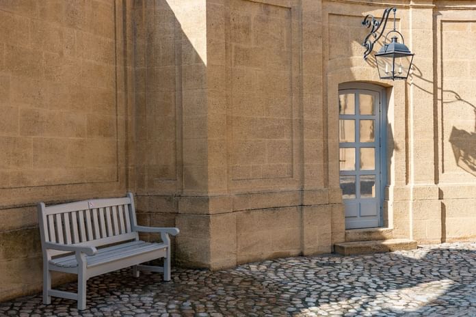 Mur en pierre avec une chaise au Musée Granet près des Hôtels Oceania