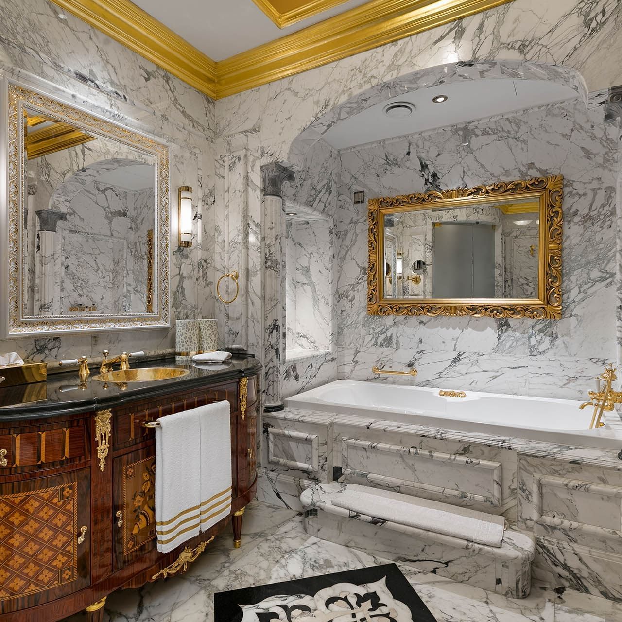 Titanic Mardan Palace'daki King Süitte banyo makyaj masası ve küvet