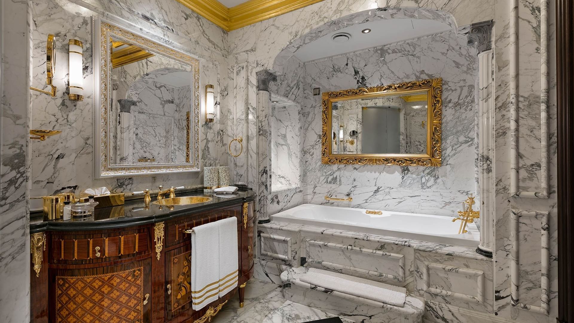 Titanic Mardan Palace'daki King Süitte banyo makyaj masası ve küvet