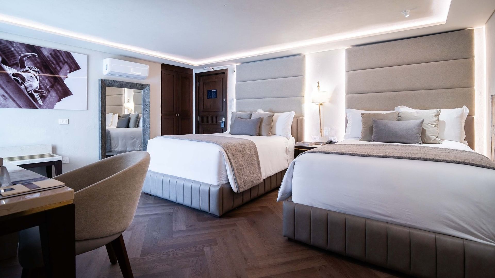 Two elegant beds with white linens and soft pillows in a luxury room at Quinta Real Puebla in Heroica Puebla de Zaragoza.