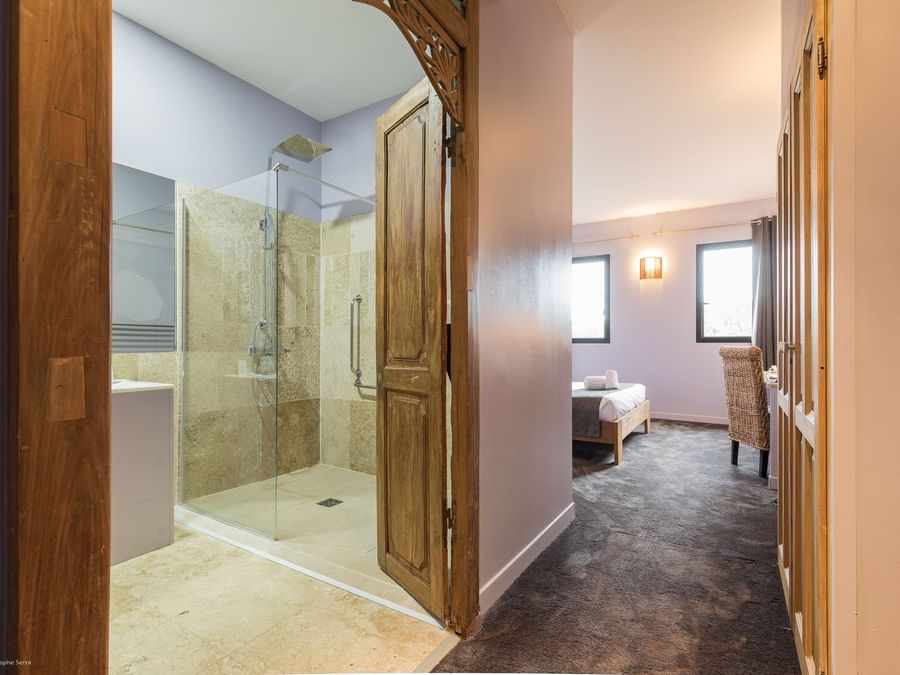 Bathroom in a room at Hotel Disini Montpellier Est