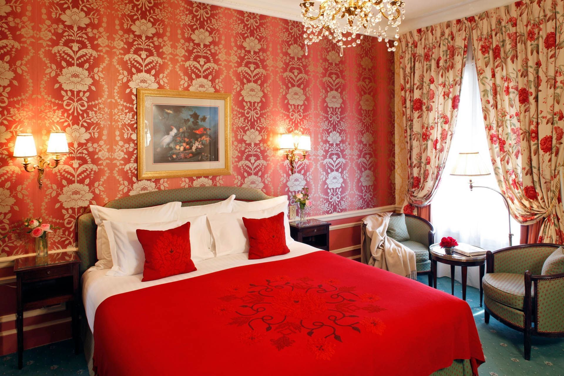 Bedroom arrangement in a room at Westminster Warwick Paris