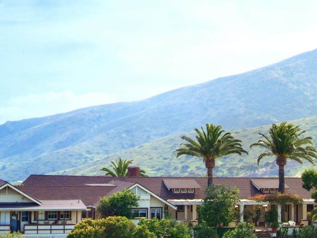 Exterior view of Banning House Lodge with mountains in the background