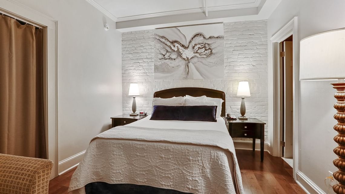 Intimate Queen Bed - No Window