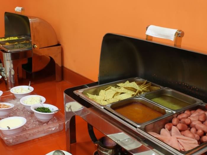 Primer plano de un desayuno buffet en One Hotels