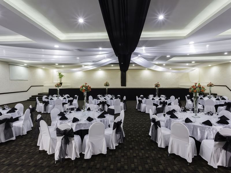 Banquet tables arranged in Salon A Hall with floral decor at Gamma Pachuca