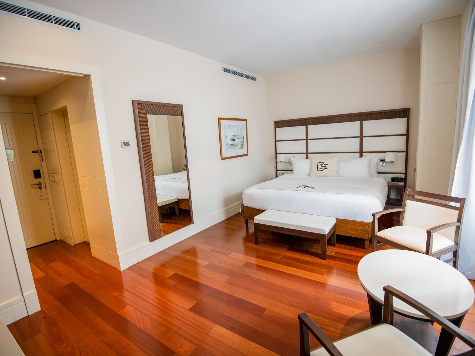 Habitación Premium en Central Hotel Panama Casco Viejo en Panamá con cama grande y sillones.