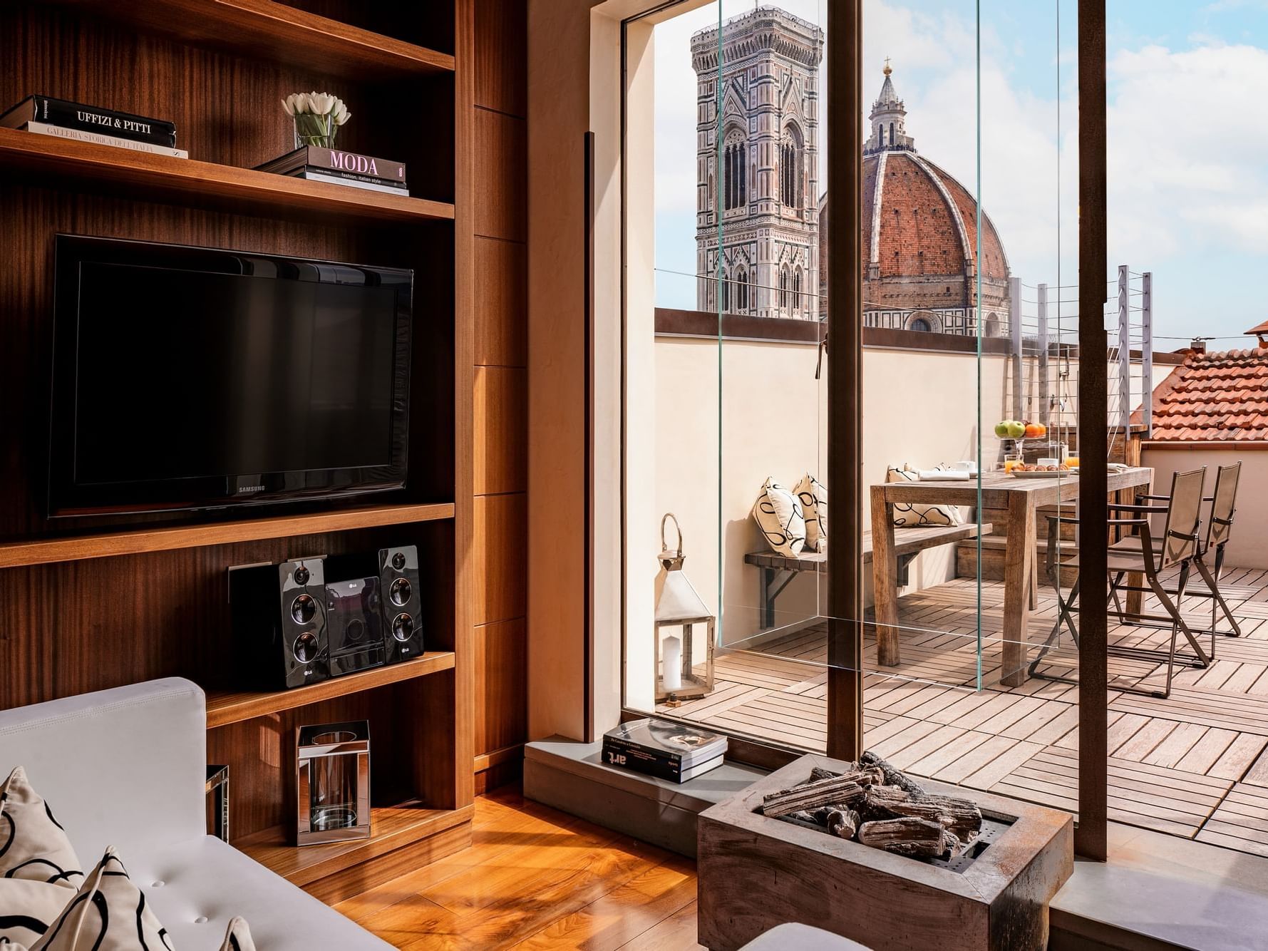 https://image-tc.galaxy.tf/wijpeg-b4gbpko7n6dtn1lit9p3bw370/ue-repubblicafirenzeluxuryapartments-firenze-suite-duomo-terrace-duomoview-hero-min_standard.jpg?crop=111%2C0%2C1779%2C1334