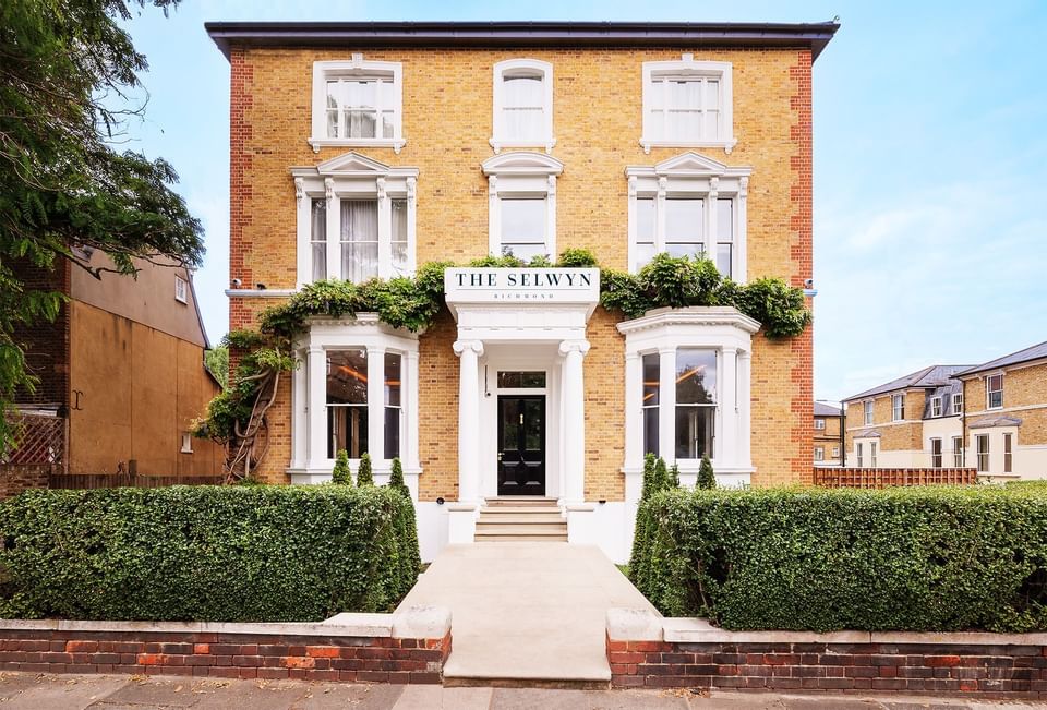 An exterior view of the hotel façade at The Selwyn Richmond