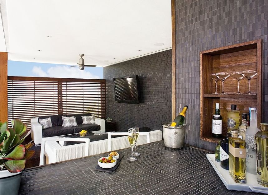 Living room & lounge sun house at Dream South Beach