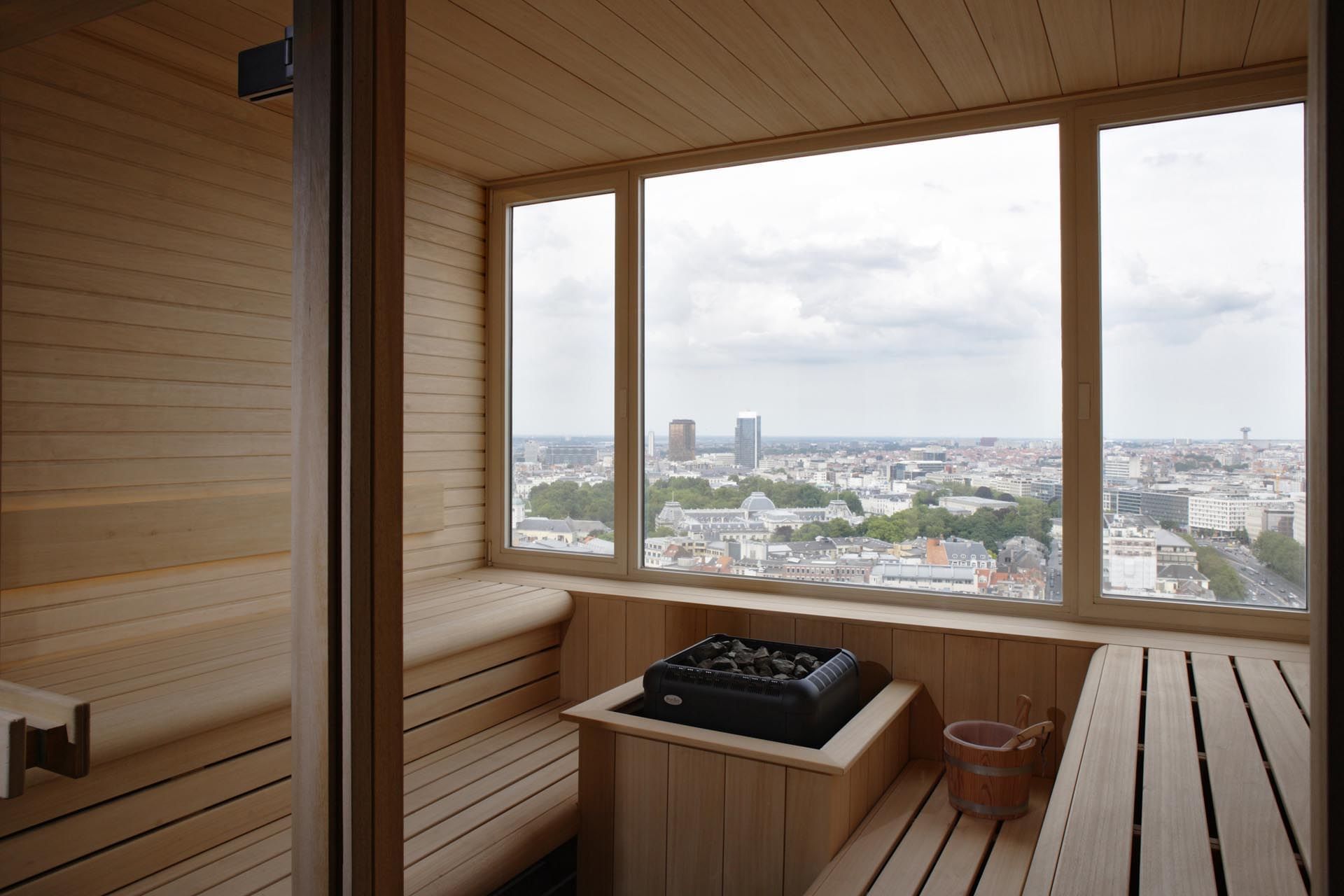 Lavabo de luxe et décoration en bois dans les vestiaires du spa urbain