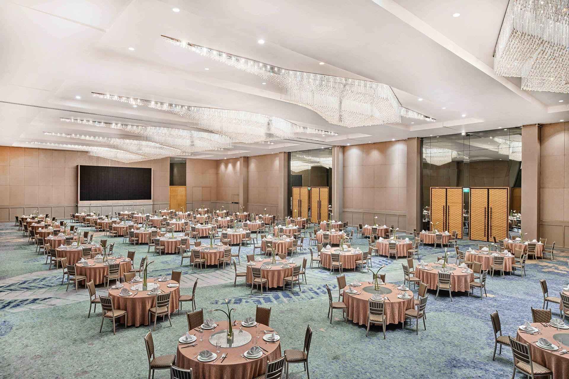 Banquet type table arrangement for wedding, Vasa Hotel Surabaya