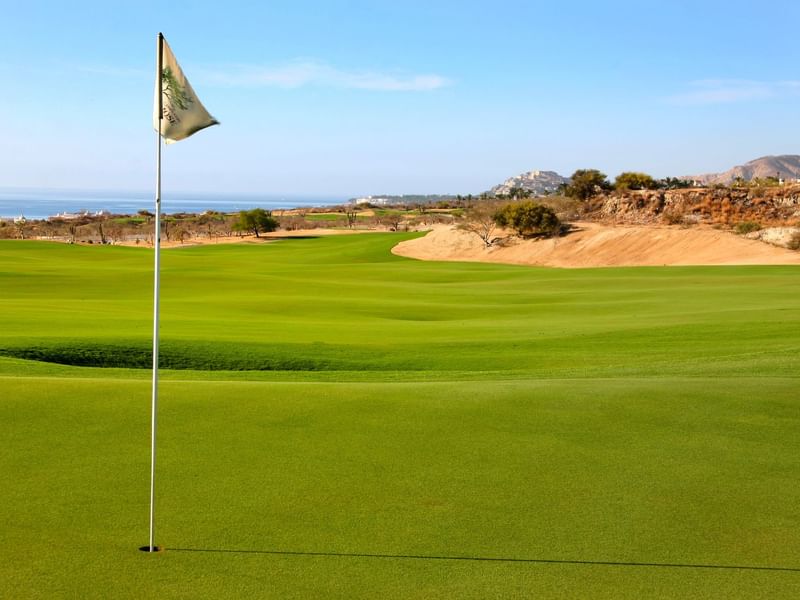 Primer plano de un asta de bandera en un campo de golf cerca de Marquis Los Cabos