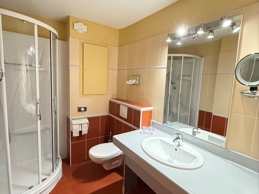 Salle de bain moderne avec douche et lavabo à l'Hôtel Le Boeuf Rouge de Saint-Junien.