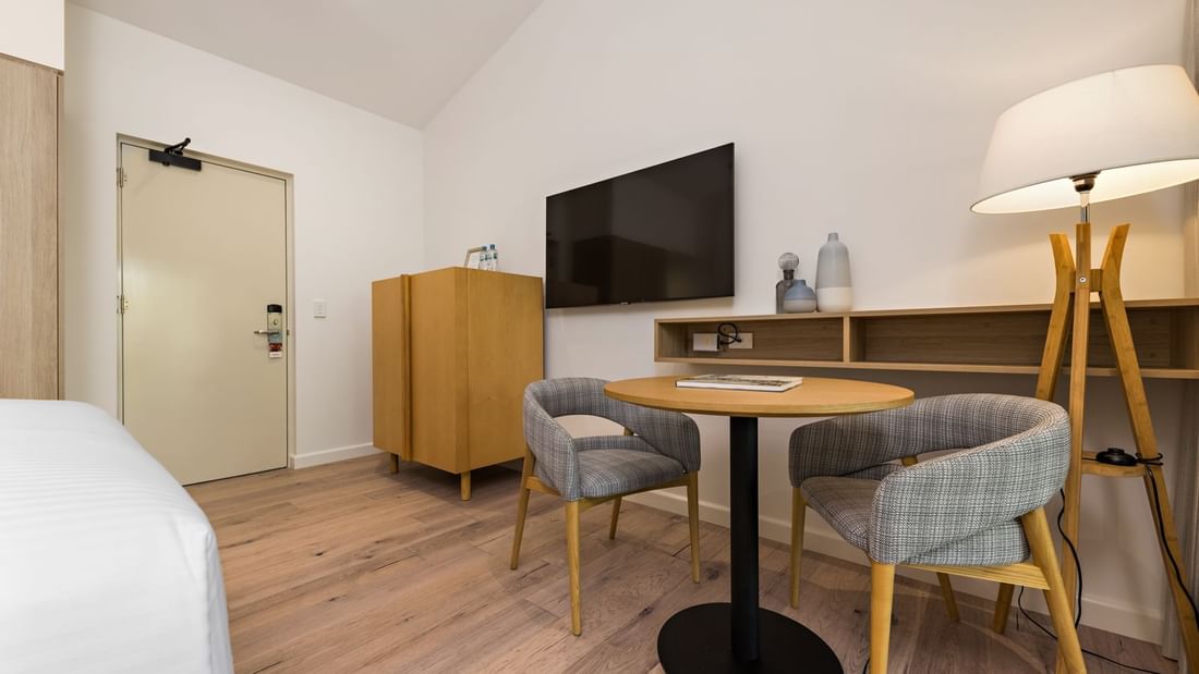 Living area in Deluxe Queen Room at Mercure Darwin Airport