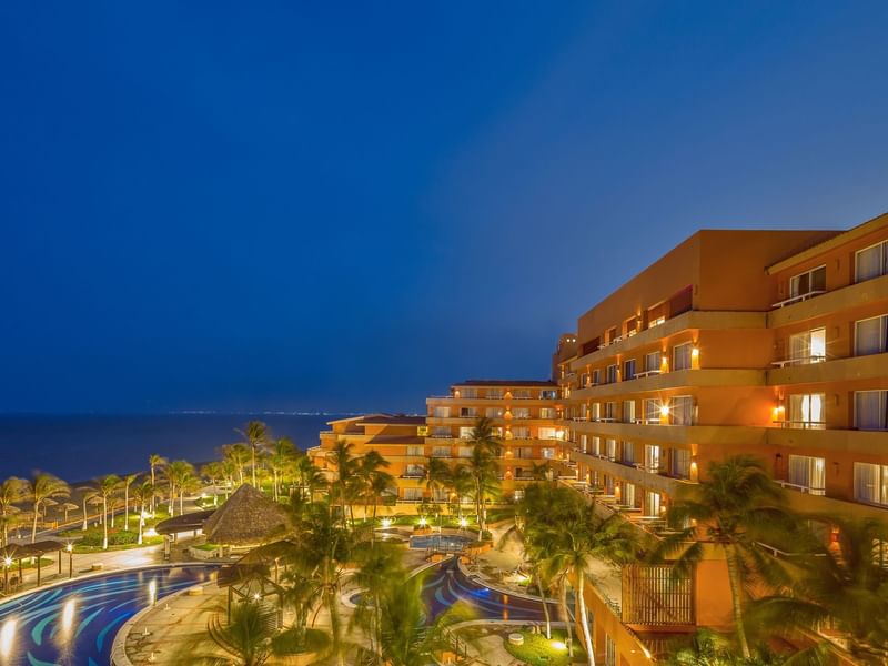 Vista aérea de piscina y mar de Grand Fiesta Americana Veracruz