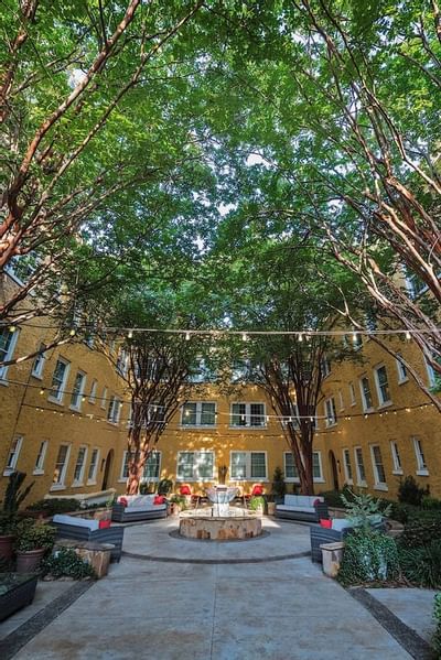 A courtyard area with a fountain at Artmore Hotel
