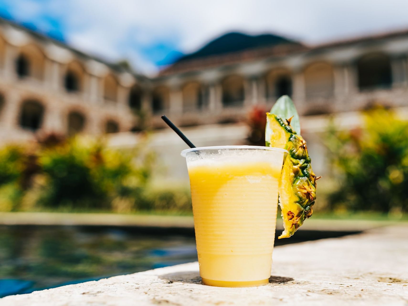 Un cóctel helado junto a la piscina en Los Mandarinos Boutique Hotel
