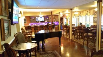 Lobby bar with grand piano.