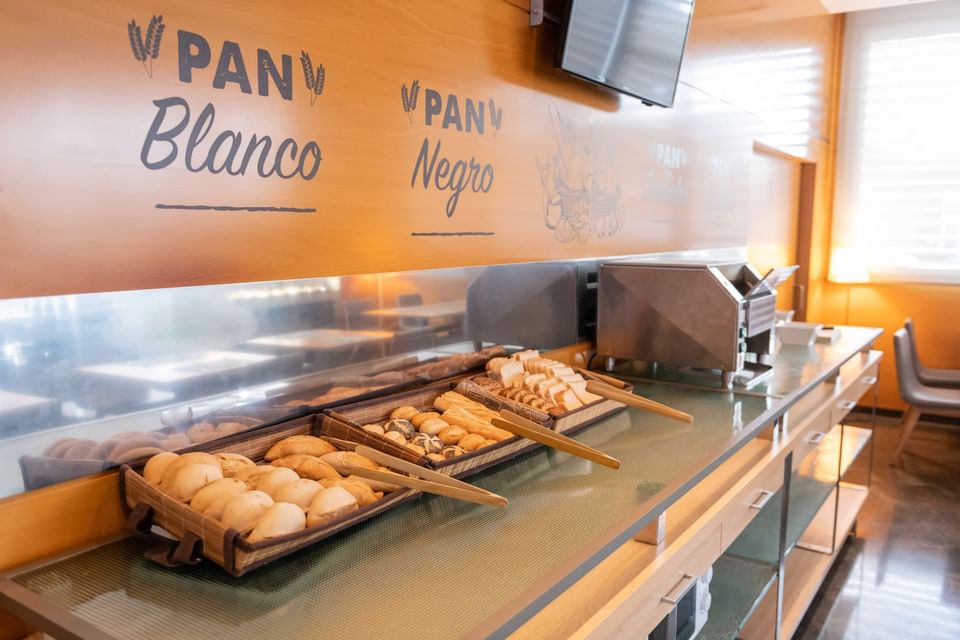 Baked goods with tongs in the buffet in the restaurant at Hotel Vila Centric