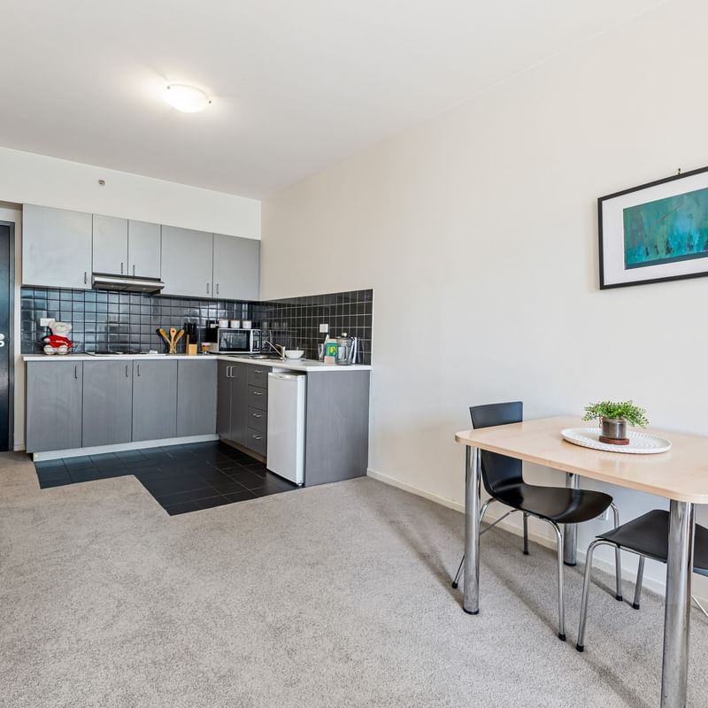 Lonsdale 2 Bed Large Kitchenette Dining