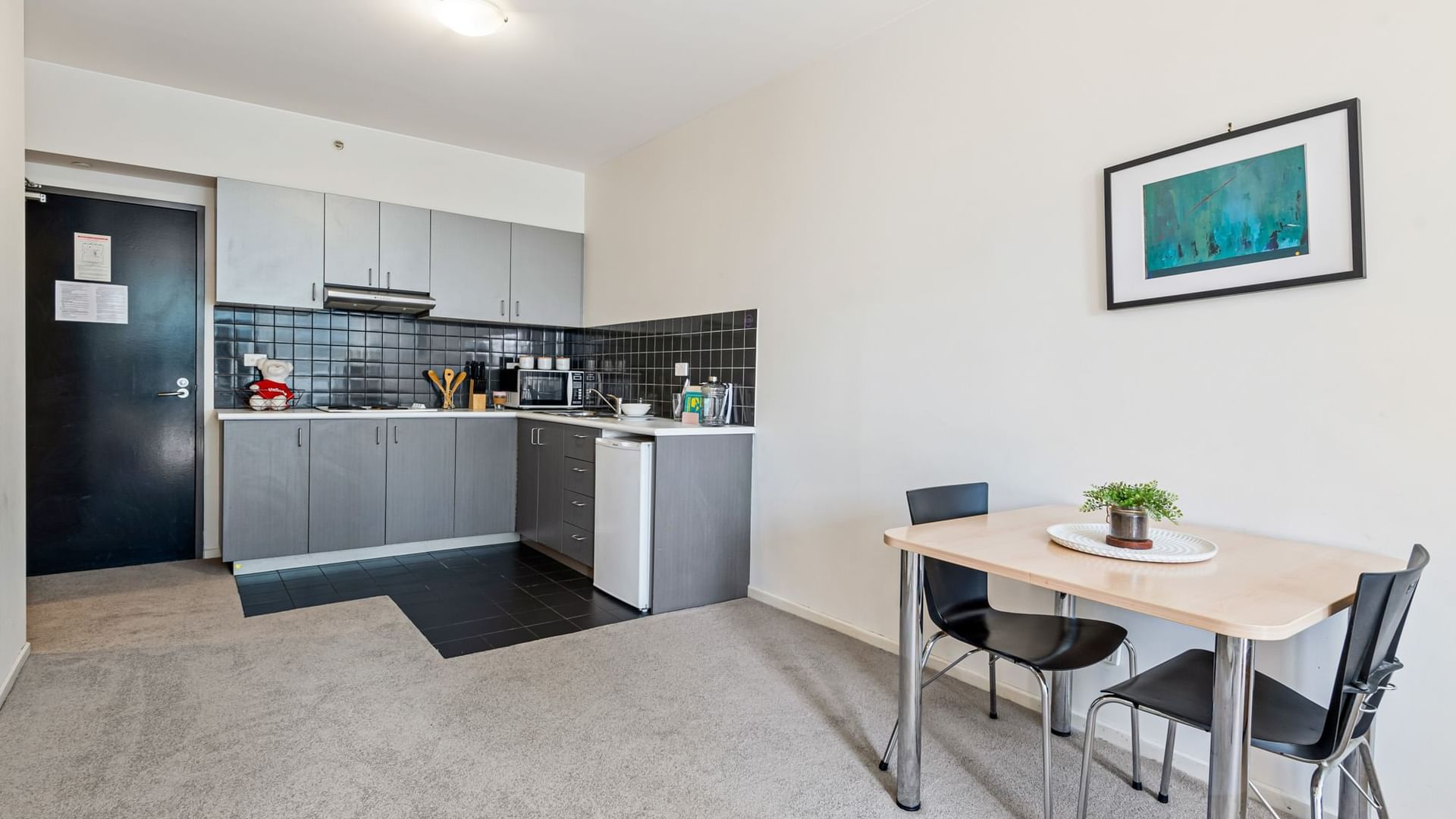 Lonsdale 2 Bed Large Kitchenette Dining