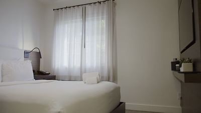 Large bed & wall-mounted TV in a room at The Nest Palo Alto