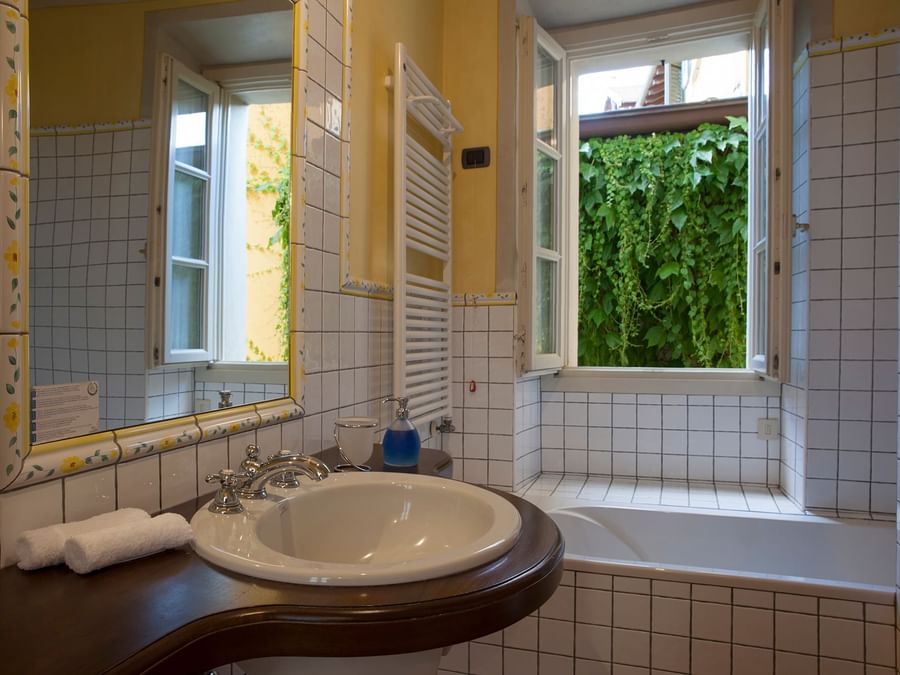 Bathroom with bathtub, toiletries at Villa Margherita