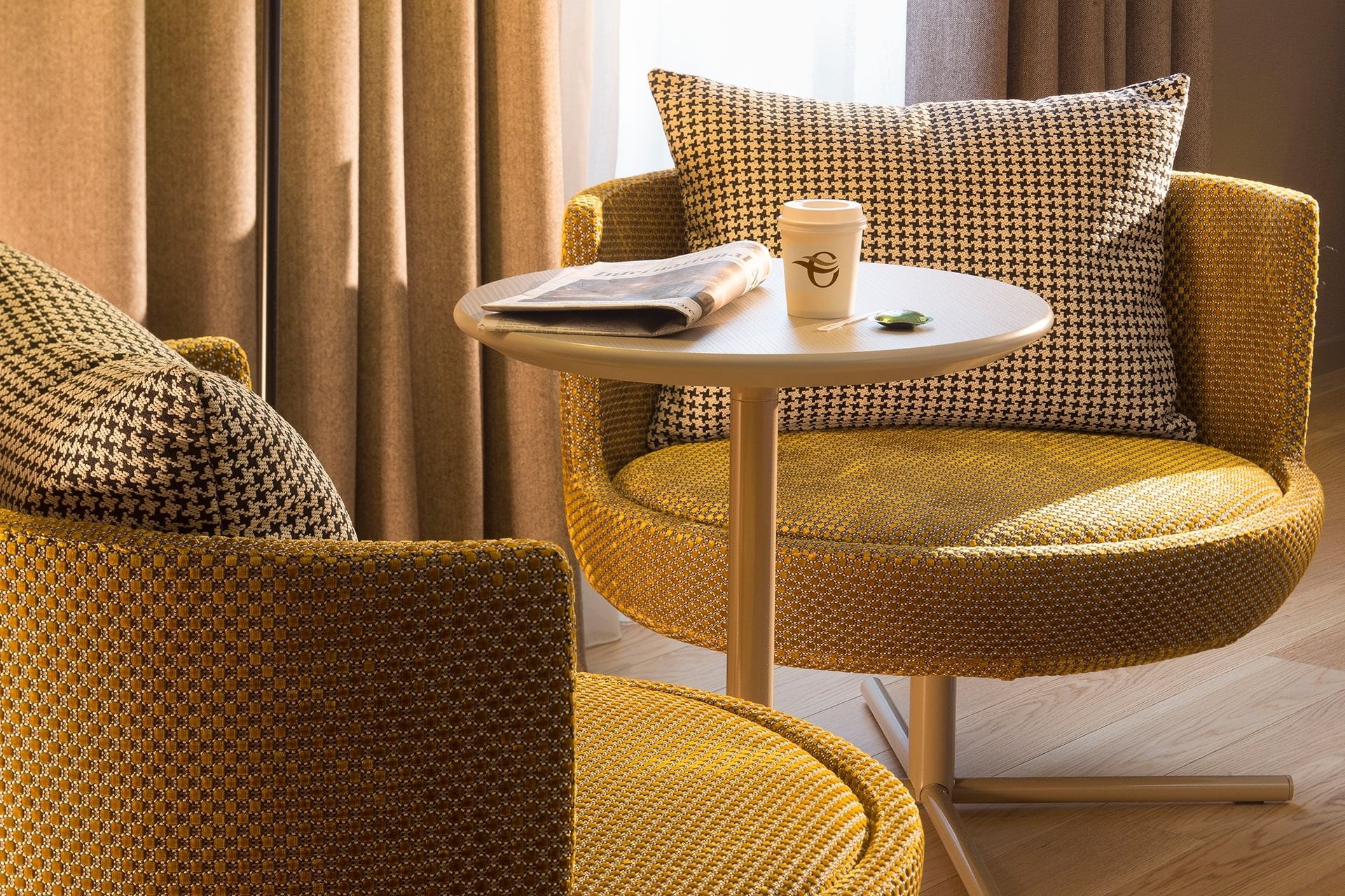 Table basse moderne dans la chambre Deluxe à Oceania Le Jura Dijon